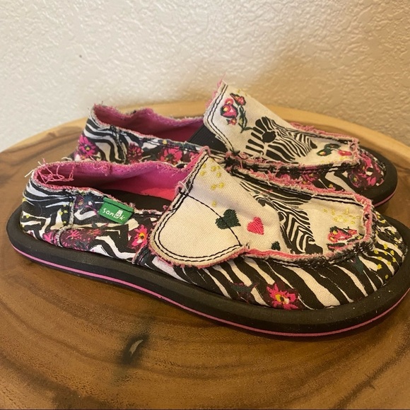 Sanuks girls zebra pink and black slip on slides flats 13 - Picture 2 of 6